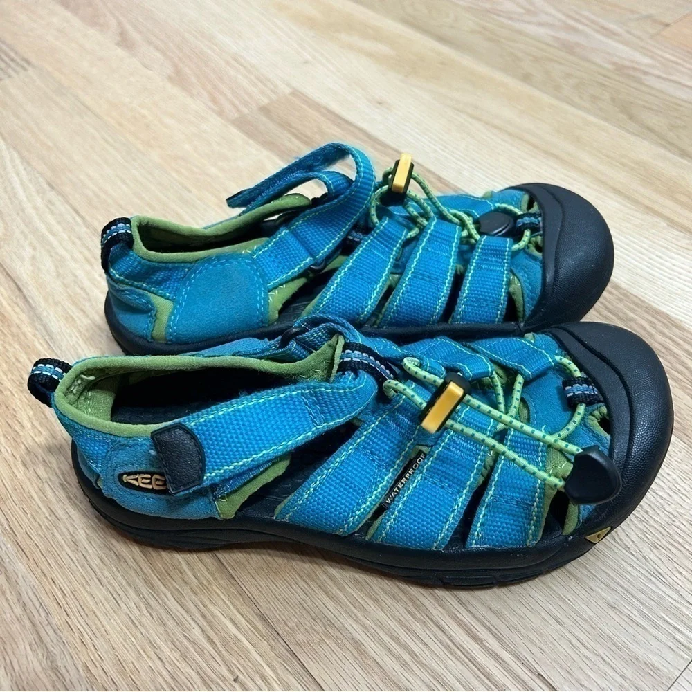Keen Sandals Sz 2 Blue Green Youth Caged Closed Toe Outdoors Hiking